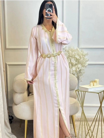 Caftan Douceur Rose – Rayures & Finitions Dorées